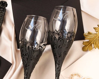 Black wedding toasting glasses for bride and groom 20th Anniversary gifts for couple Engraved champagne flutes Gold wedding decorations