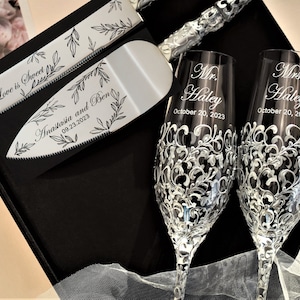 Wedding champagne flutes and cake knife set for bride and groom, wedding gift anniversary, toasting glasses cake cutter set 25th anniversary