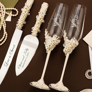 Wedding glasses pearls Cake cutting set ivory Wedding shower gift for bride Engraved champagne flutes and cake knife set rustic boho wedding