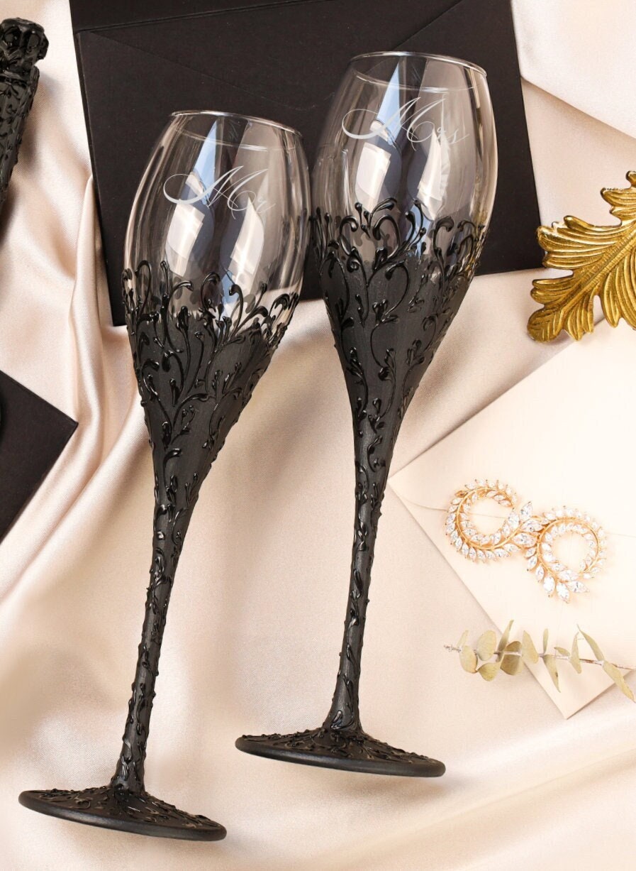 personalized wedding toasting glasses for bride and groom Anniversary gifts for couple Engraved champagne flutes Gold wedding decorations