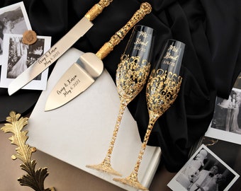 Wedding gift for couple champagne flutes and cake knife set Bride Groom, gift anniversary, toasting glasses and cake cutter set, set of 4