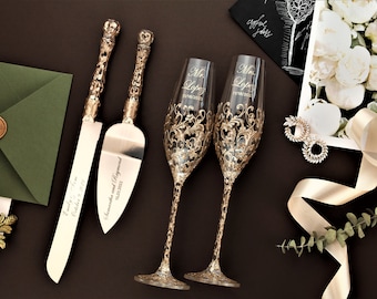 personalized wedding glasses and cake set Toasting flutes for bride and groom, gift for Bride Champagne flutes and cake cutter set, set of 4