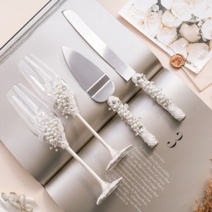 white wedding glasses cake server set Pearls Toasting flutes rustic boho bride and groom Champagne glasses Wedding flutes cake knive set