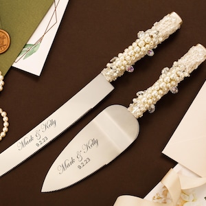 Copas de boda con perlas, juego de cuchillos para cortar pasteles, regalo de despedida de soltera en color marfil para la novia y el novio, copas de champán grabadas con decoración rústica de encaje. Cake server & knife