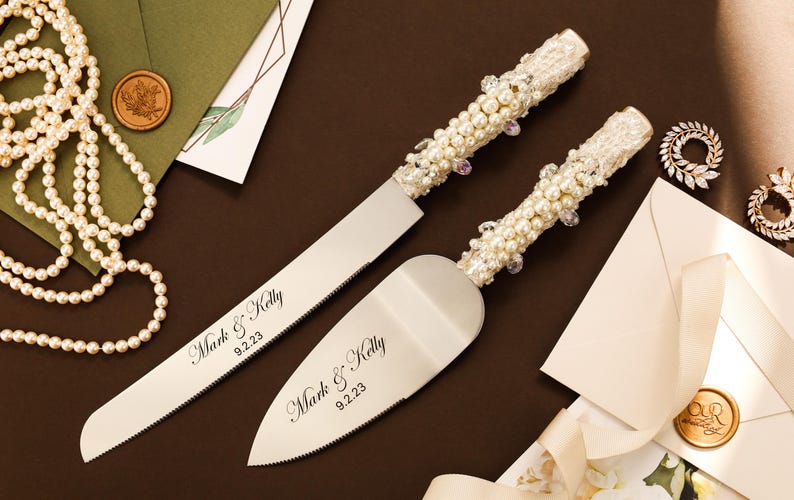 Copas de boda con perlas, juego de cuchillos para cortar pasteles, regalo de despedida de soltera en color marfil para la novia y el novio, copas de champán grabadas con decoración rústica de encaje. Cake server & knife