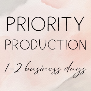 以下が含まれることがあります： 水彩の背景に、黒い文字で「PRIORITY PRODUCTION 1-2 business days」と書かれています。