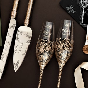 Engraved wedding champagne flutes, Toasting glasses for bride and groom Personalized gift anniversary Champagne glasses, flutes and cake set