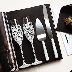wedding glasses and cake server set Toasting flutes rose gold bride and groom Champagne glasses Wedding flutes and cake set