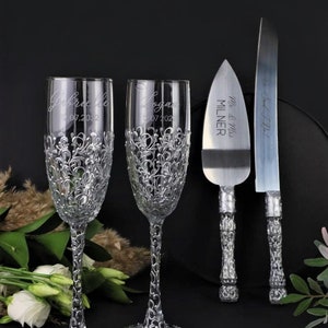 personalized wedding glasses and cake server set Toasting flutes gold bride and groom Champagne glasses Wedding flutes and cake set of4