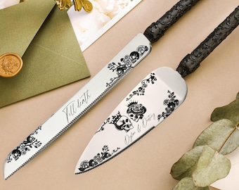 Könnte beinhalten: Ein Tortenmesser- und Tortenheber-Set aus Silber mit schwarzen, verzierten Griffen. Die Klingen zeigen schwarze, geätzte Blumenmuster, Totenkopf-Illustrationen sowie den Text "Till death" und "Dylan & Destiny" auf den Klingen.