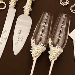 Copas de boda con perlas, juego de cuchillos para cortar pasteles, regalo de despedida de soltera en color marfil para la novia y el novio, copas de champán grabadas con decoración rústica de encaje. imagen 3