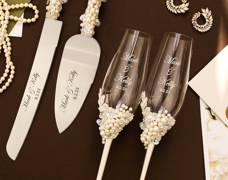 Copas de boda con perlas, juego de cuchillos para cortar pasteles, regalo de despedida de soltera en color marfil para la novia y el novio, copas de champán grabadas con decoración rústica de encaje. imagen 3