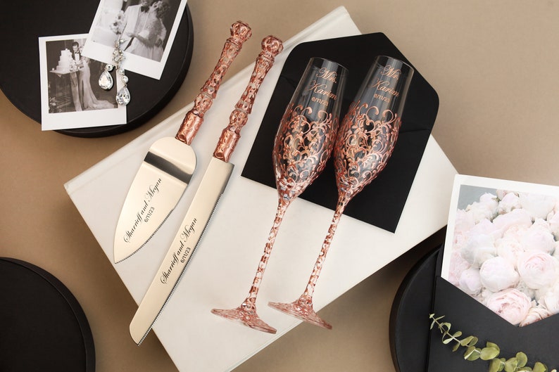 Wedding champagne flutes and cake knife set for bride and groom, wedding gift anniversary, toasting glasses and cake cutter set, set of 4
