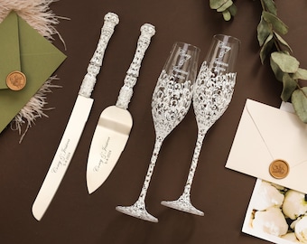 Wedding champagne flutes and cake knife set for bride and groom, wedding gift 25th anniversary, gold toasting glasses and cake cutter set