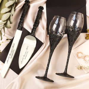 Black wedding toasting glasses for bride and groom Gothic wedding decorations Champagne flutes black Cake cutting set engraved wedding gifts