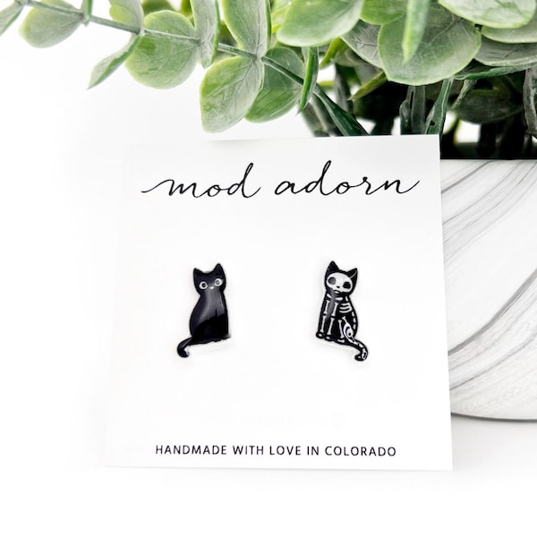 Pendientes de gato esqueleto, pendientes desiguales de gatito negro, lindas joyas de Halloween, postes de acero inoxidable hipoalergénicos, regalo para mujeres y niños amantes de los gatos.