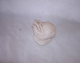 Rzeźbiona srom w ceramicznej białej muszli morskiej 155