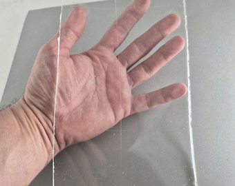 Op de afbeelding: Een rechthoekige, heldere, platte plaat van acryl of glas met gladde randen. Het materiaal is transparant, waardoor er een duidelijk zicht door het oppervlak is. De plaat heeft een uniforme dikte en een gepolijste afwerking.