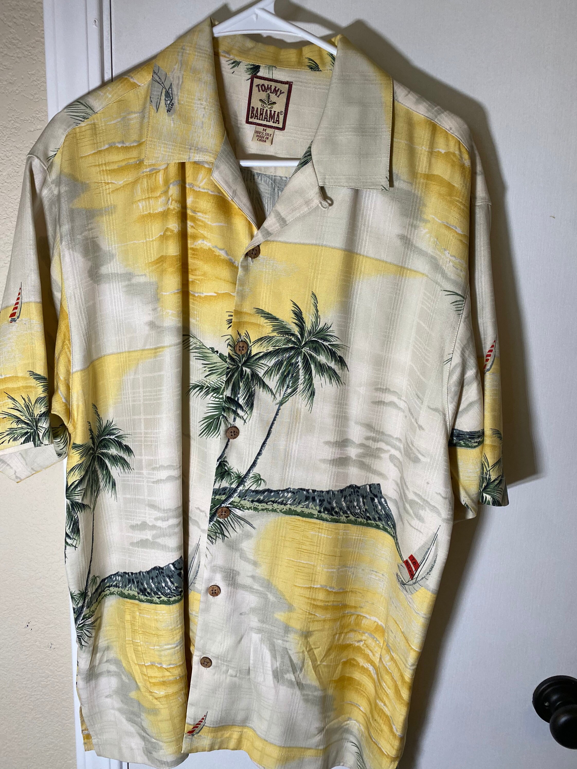 Vintage Tommy Bahama Hawaiian Shirt Size Medium. Diamond Head