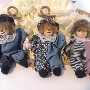 Set di bambole clown in ceramica, decorazioni da collezione, clown da compagnia oscillanti, trio di bambole clown da collezione, tutine multicolori e cappelli coordinati.
