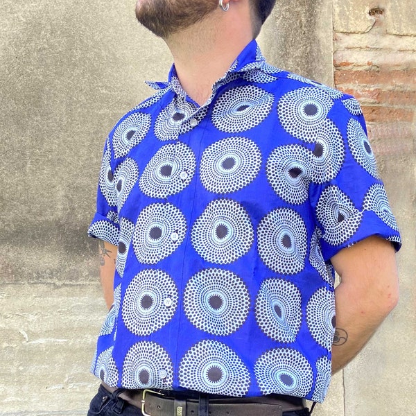 Chemise homme en coton wax ou chemisette manche courte, 100% coton avec motif graphique Africain Ankara Cible blanc sur fond bleu