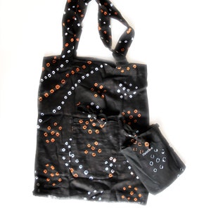 Handgefertigte mauretanische Tragetasche, die zu einem Beutel zusammenfaltbar ist, eine faltbare und praktische Zusatztasche aus mauretanischer Baumwolle mit Batik- und Batikmustern