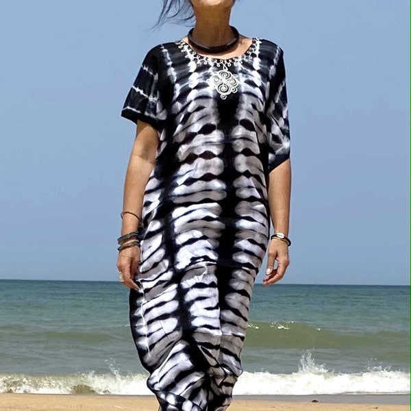 Robe d'intérieur ou robe de plage, robe caftan tie and dye en coton et teinture artisanale, légère et confortable pour l'été, coloris noir