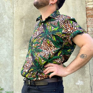 Men&#39;s wax cotton shirt or light short-sleeved shirt, 100% cotton with African Ankara jungle pattern, ocher and green tone