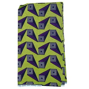Peut inclure: Tissu plié avec un motif géométrique répétitif. Le motif présente des formes tridimensionnelles violettes et bleu marine sur un fond jaune-vert à rayures horizontales. Le tissu est étiqueté "WAX BLOCK PRINTS HITARGET 2241604".