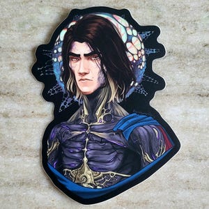 以下が含まれることがあります： 暗い髪と青と黒の衣装を着た人物の細密なイラストが描かれたステッカー。人物は骨格のような外見で、渦巻く虹色の模様に囲まれている。