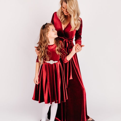 family photos maxi dress What to Wear in Extended Kate Keating Photography Whether youre after a party dress Fall Family Photos | Outfit