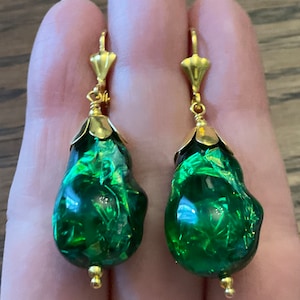 GRAN LUCITE VERDE Pendientes largos vintage- Gran decoración rica- Joyería chapada en oro VintageLuxury - Piedras brillantes- de Francia
