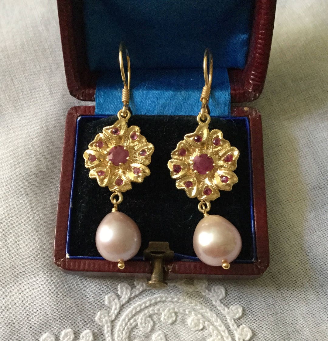 Boucles D'oreilles Vintage Rubis Et Perles Naturelles - Monture Or Jaune 14 Carats