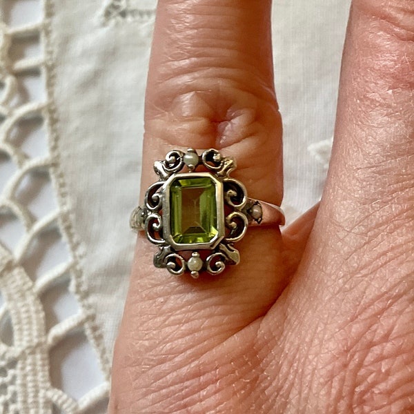 VICTORIAN PERIDOT SEED Pearl Vintage Ring- sterling silver- Genuine small fine Pearl- Nice Peridot - Sublime vintage - from France