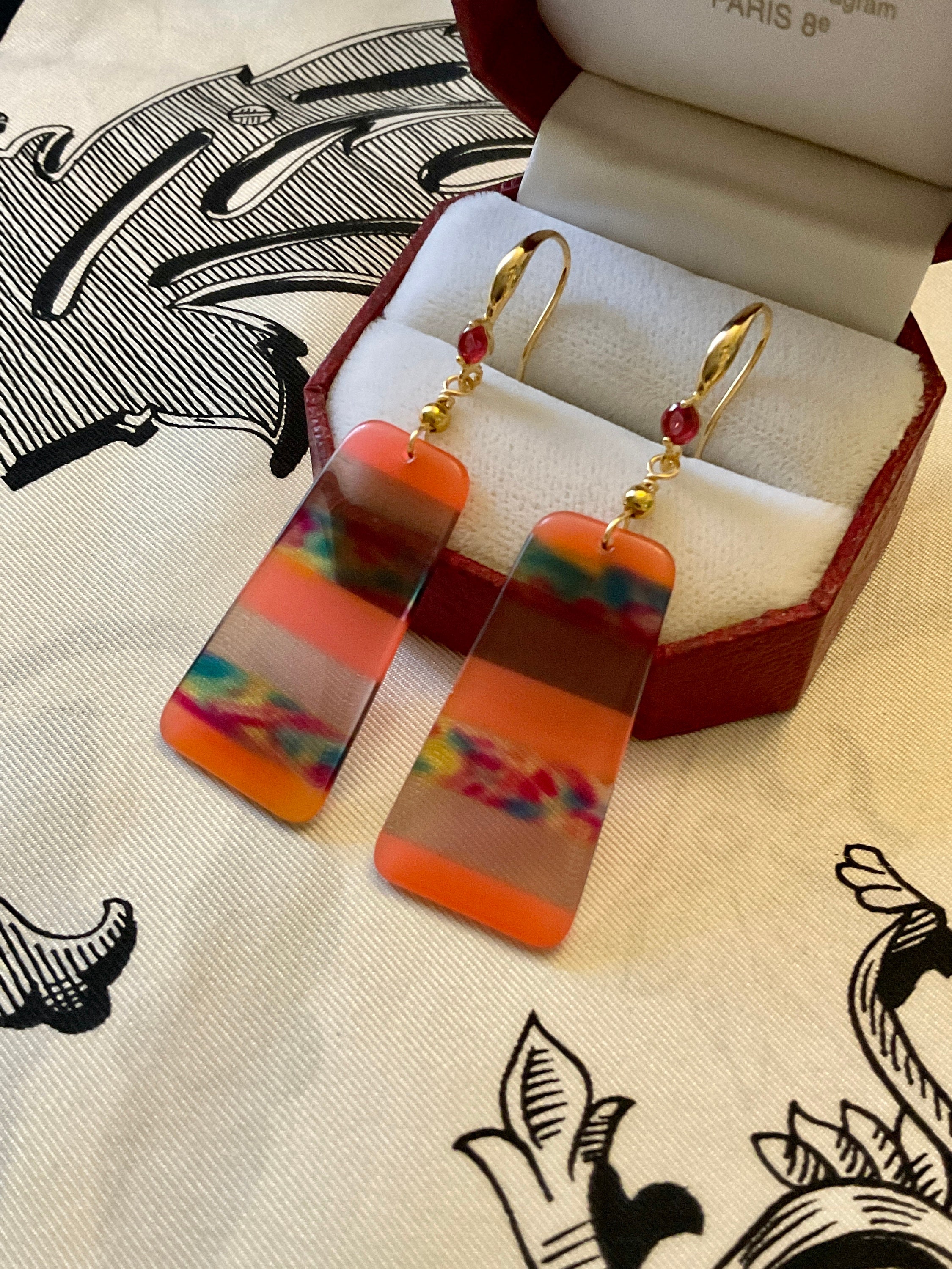 Boucles D'Oreilles Haute Couture En Bakélite - Logo Paris Vintage - Pendantes - Occasion