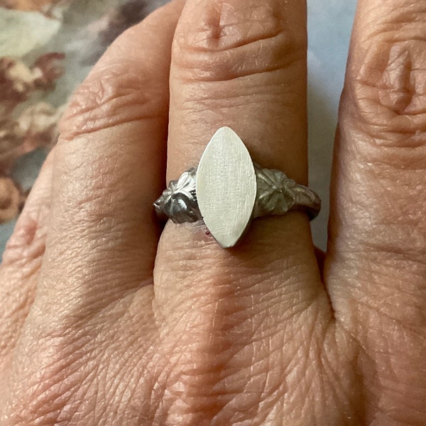 c1930 AUTHENTIQUE FRANCE VINTAGE Rinfg- Original Jewelry-Authentique Art Deco Design- White Metal - Old Ring -from France