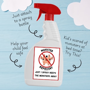 Op de afbeelding: Witte spuitfles met een rode dop en een etiket met de tekst "Monsterverjager" met een cartoonmonster erop. Het etiket zegt ook "Slechts 1 spuitstoot houdt de monsters weg".