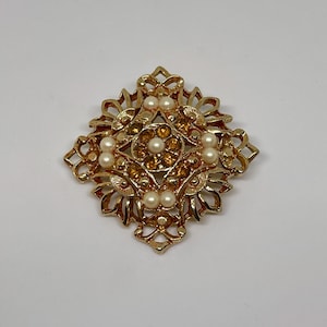 1990s Gold Tone Rhinestone Faux Pearl Pin Brooch