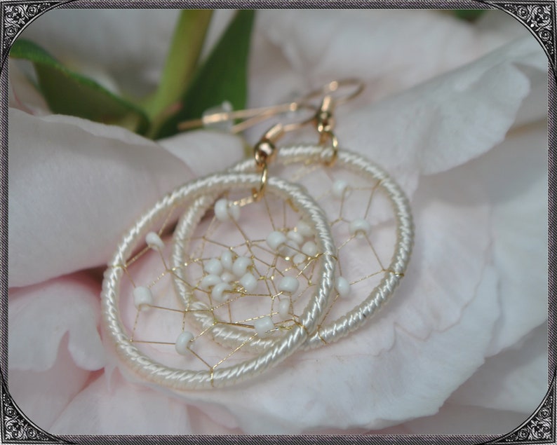 Boho Traumfänger Creolen Gold und Weiss Bild 7