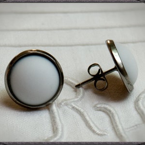 White stainless steel earstuds image 3