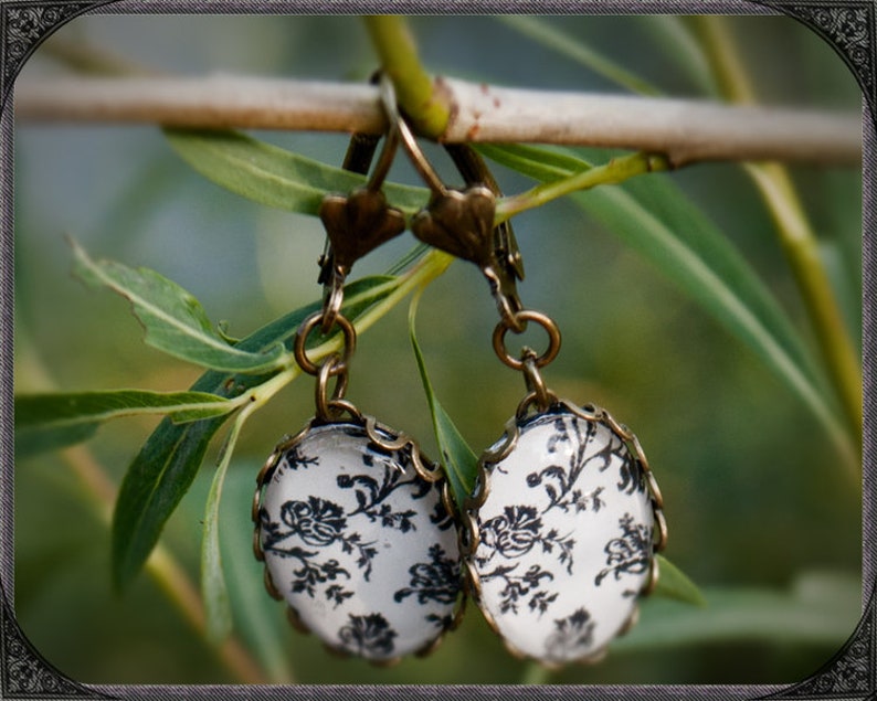 Boucles doreilles en noir et blanc de cabochon image 2