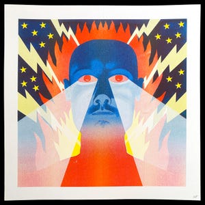 Può includere: Una stampa artistica quadrata raffigurante un volto blu stilizzato con occhi rossi luminosi che emettono fasci di luce. Lo sfondo mostra fiamme arancioni, fulmini gialli e piccole stelle gialle su un cielo blu scuro. Le iniziali WP appaiono nell'angolo.