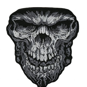 Puede incluir: Parche de calavera en blanco y negro con líneas detalladas. La calavera presenta una expresión amenazante con dientes afilados y sombreado intrincado, creando una estética gótica o punk. El parche tiene una forma irregular única.