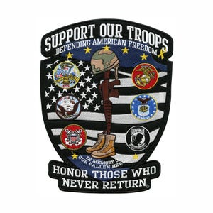 Pode incluir: Um patch preto, branco e azul com o texto "SUPPORT OUR TROOPS" e "DEFENDING AMERICAN FREEDOM". O patch apresenta um capacete, um rifle e botas, juntamente com emblemas militares e o texto "HONOR THOSE WHO NEVER RETURN."