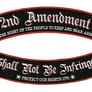 Könnte beinhalten: Zwei schwarze, gestickte Aufnäher mit roten Rändern. Der obere Aufnäher lautet "2nd Amendment" und "DAS RECHT DES VOLKES, WAFFEN ZU BESITZEN UND ZU TRAGEN". Der untere Aufnäher lautet "Shall Not Be Infringed" und "PROTECT OUR RIGHTS 1791".