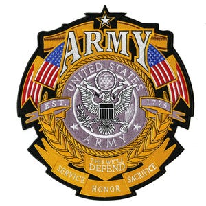 Pode incluir: Patch bordado do Exército com as palavras "Army" e "United States Army". Apresenta a bandeira americana, um emblema de águia e o texto "This We'll Defend". O patch é em tons de ouro, preto, vermelho, branco e azul.