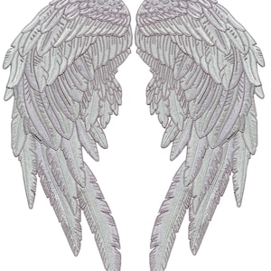 Op de afbeelding: Geborduurde engelen vleugels in grijstinten, met gedetailleerde veermotieven. De symmetrische vleugels lijken van stof te zijn, geschikt voor knutselen of kostuumontwerp.