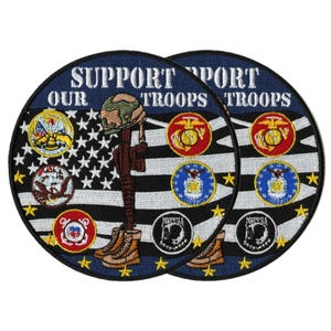 Pode incluir: Dois patches redondos com o texto "SUPPORT OUR TROOPS". Os patches apresentam um capacete, um rifle e botas, juntamente com insígnias de ramos militares e um design de bandeira americana. Os patches são azul marinho, brancos e de várias cores.