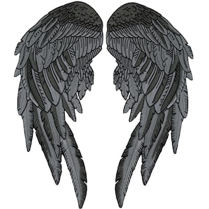 Op de afbeelding: Een paar donkergrijze geborduurde engelen vleugels. De vleugels zijn gedetailleerd met gelaagde veren en een getextureerd uiterlijk. Het ontwerp is symmetrisch, waarbij elke vleugel de andere weerspiegelt.