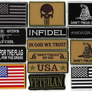 Peut inclure: Ensemble de patchs brodés avec divers motifs et textes. Comprend des drapeaux américains, une tête de mort, un serpent enroulé avec "DON'T TREAD ON ME", "INFIDEL", "IN GOD WE TRUST", et "VETERAN".